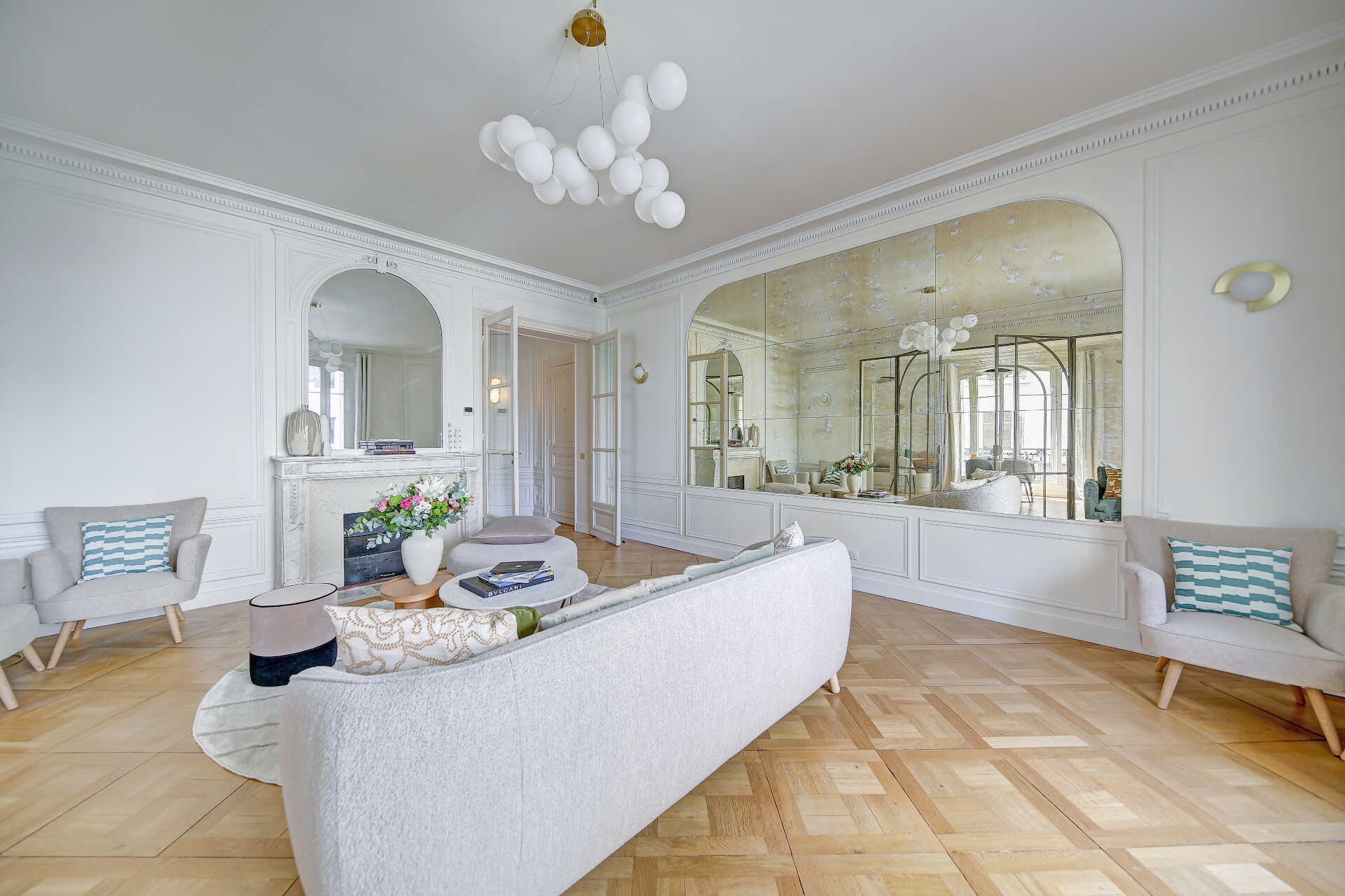 Salon avec cheminée en marbre et mobilier élégant