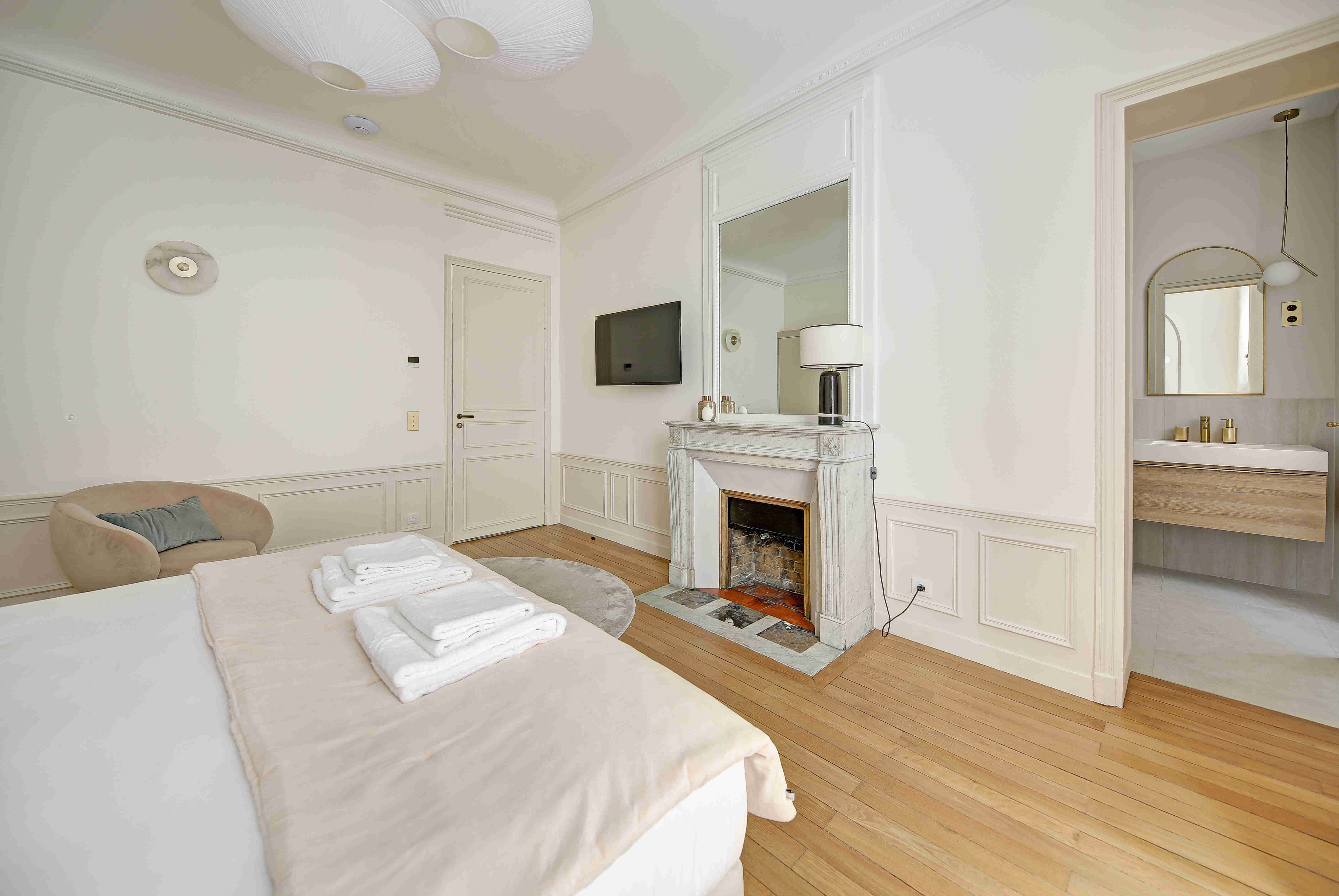 Trocadéro Room desk area